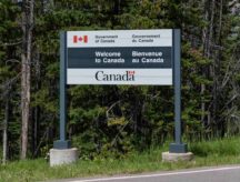 A picture of a sign saying "welcome to Canada"